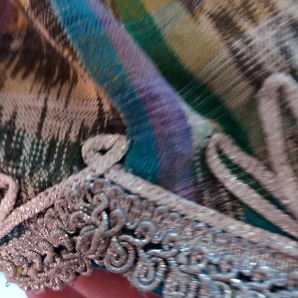 Ladies Designer Apron with Embroidered Detail: Scallop Edging: Zip Pockets. - Picture 11 of 16